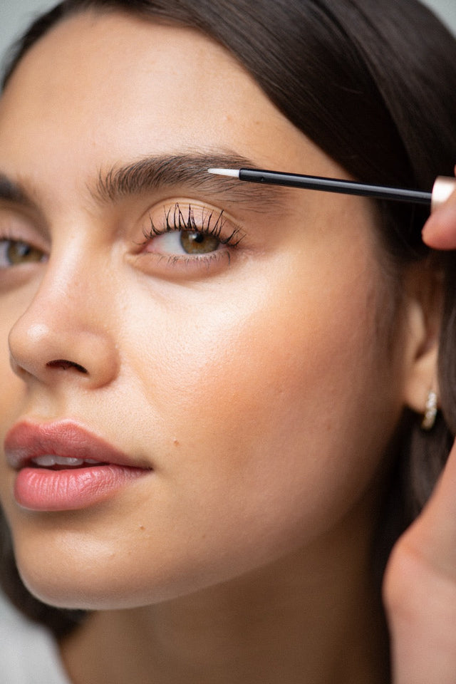 Ghidul Longlash: Cum să obții gene perfecte folosind ser, ondulator și rimel